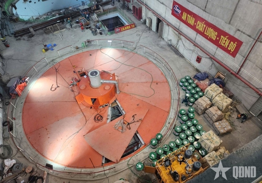 Le projet d'agrandissement de la Centrale hydroélectrique de Hoa Binh, comprend l'ajout de deux turboalternateurs d'une capacité totale de 480 MW, visant une production annuelle supplémentaire de 490 millions de kWh. Photo : QĐND. to-may-1-thuy-dien-hoa-binh.jpg