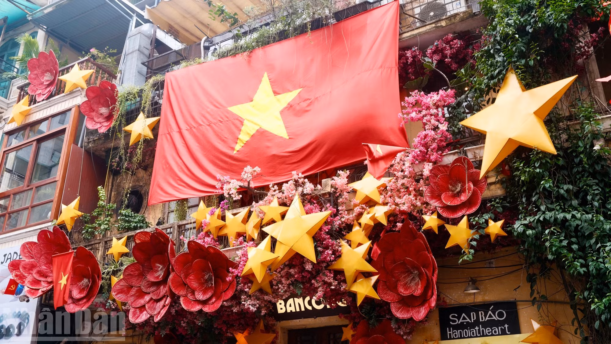 80e Fête nationale : les jeunes immortalisent l’instant dans les rues de Hanoi parées de drapeaux rouges étoilés d’or