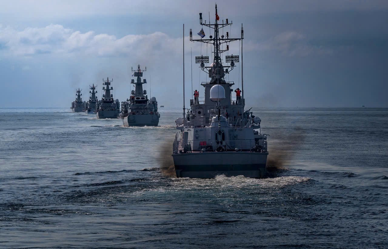 Les bâtiments de surface de la Marine s’entraînent en mer pour le défilé naval. Photo : NDEL. tau-mat-nuoc.jpg