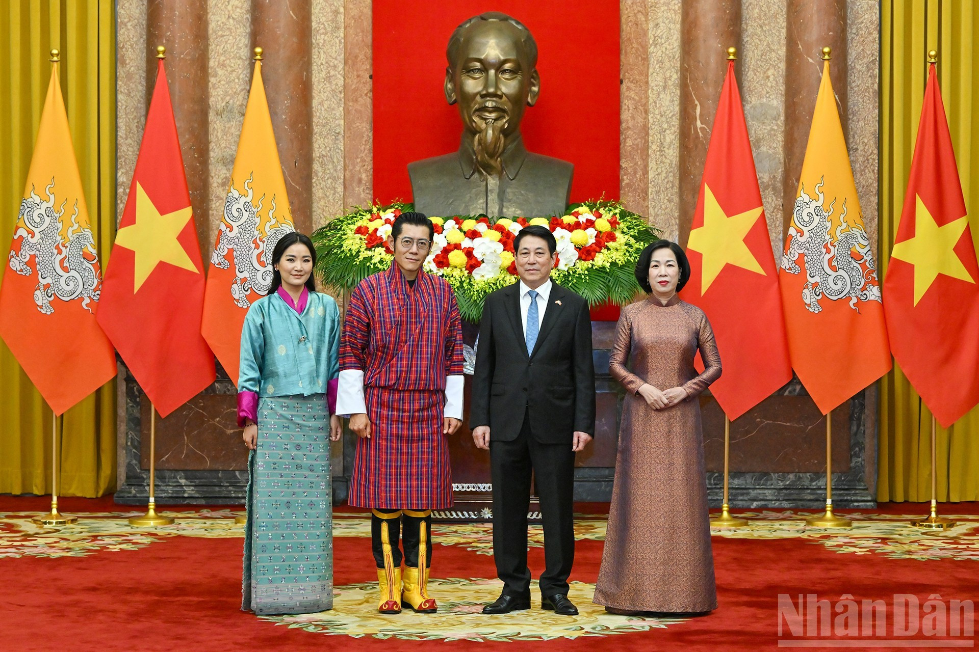 Le président Luong Cuong et son épouse, aux côtés du roi Jigme Khesar Namgyel Wangchuck et de la reine Jetsun Pema, posent pour une photo souvenir après la cérémonie d’accueil. lc-final.jpg