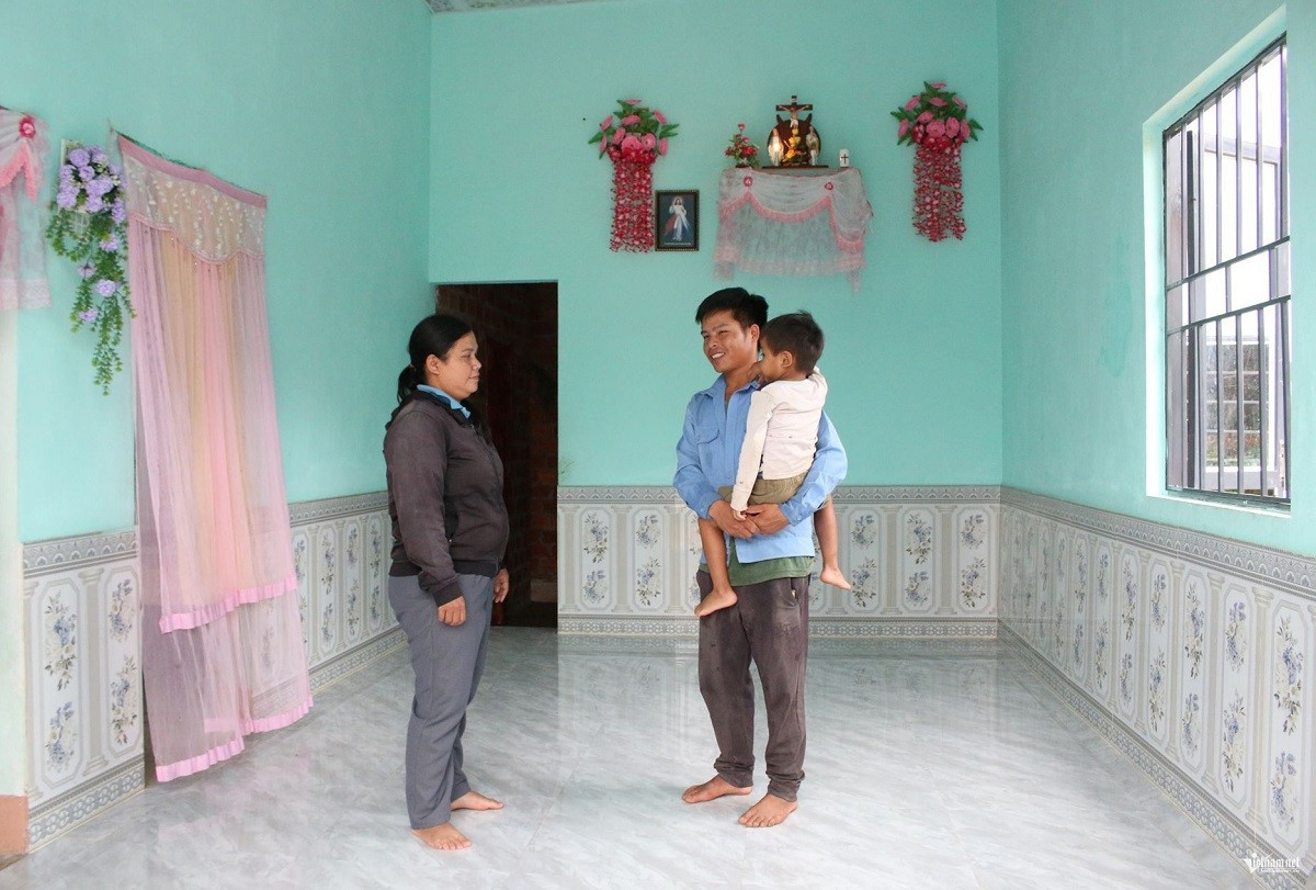 Mme Y Tien (à gauche) accompagne, conseille et aide la famille de A Huy pendant la construction de la nouvelle maison. Photo : Vietnamnet. y-tien-membre-du-parti.jpg