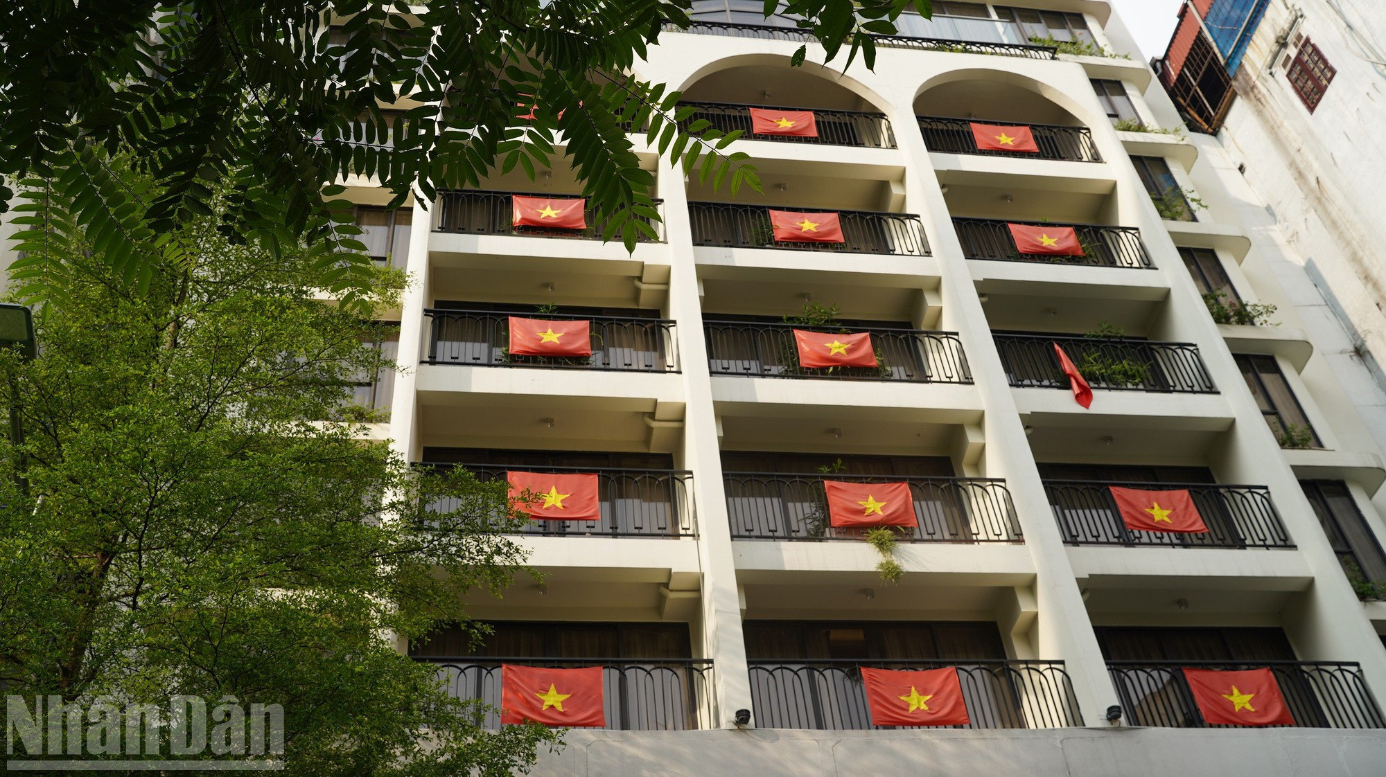 Dans certains grands immeubles, on accroche également des drapeaux aux balcons de chaque chambre. jeunes-5.jpg