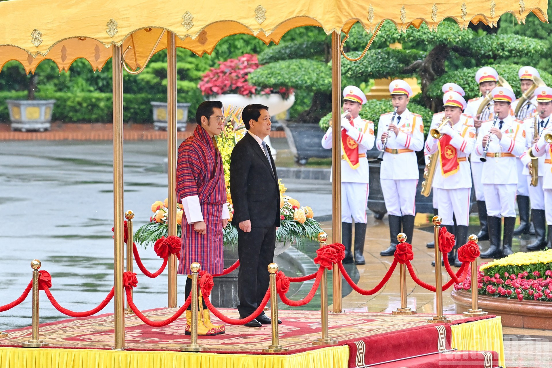 Le président Luong Cuong et le roi Jigme Khesar Namgyel Wangchuck sur le podium d'honneur, écoutant la fanfare militaire jouer les hymnes nationaux des deux pays. lc-chante.jpg