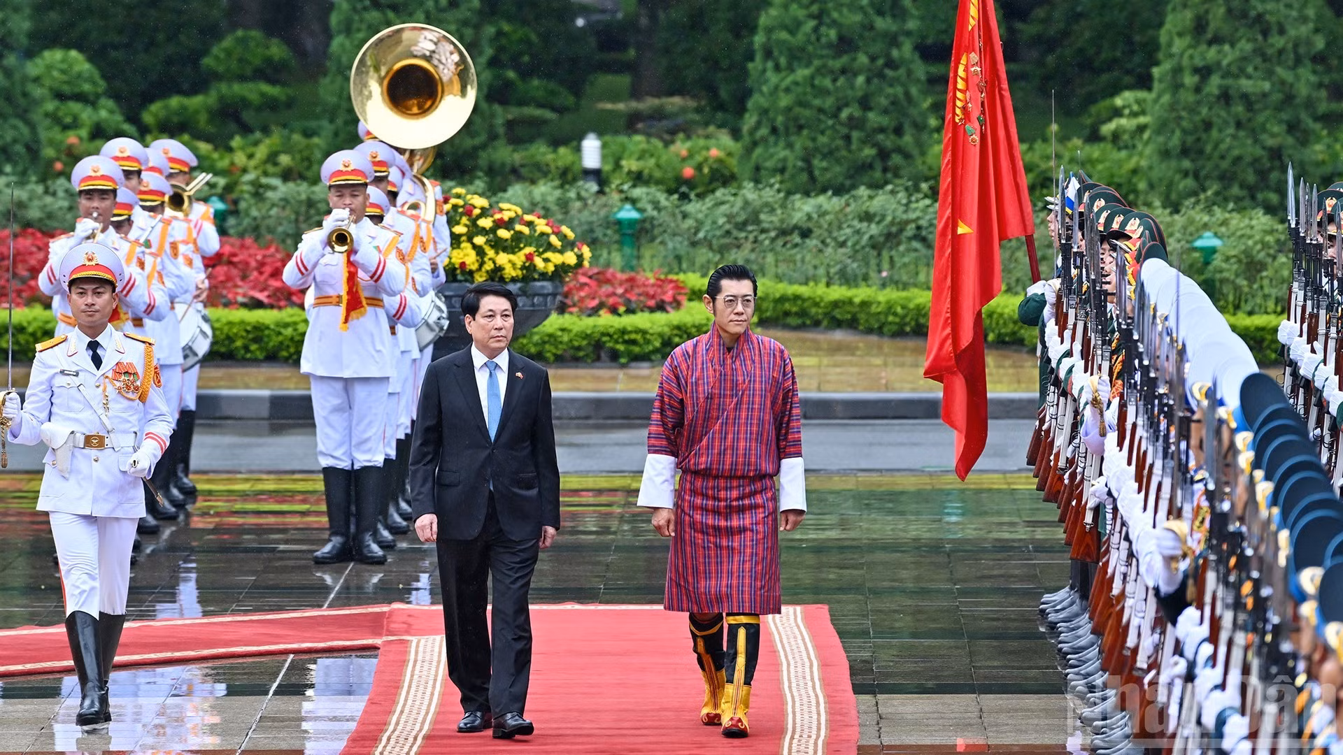 Le président de la République, Luong Cuong, et le roi du Bhoutan, Jigme Khesar Namgyel Wangchuck, passent en revue la garde d’honneur de l’Armée populaire du Vietnam lors de la cérémonie d’accueil officiel.