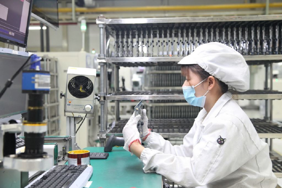 Grâce à un environnement d’investissement stable, le Vietnam demeure l’un des vingt pays les plus attractifs pour les flux d’IDE. Photo : TNO. fdi-tno.jpg
