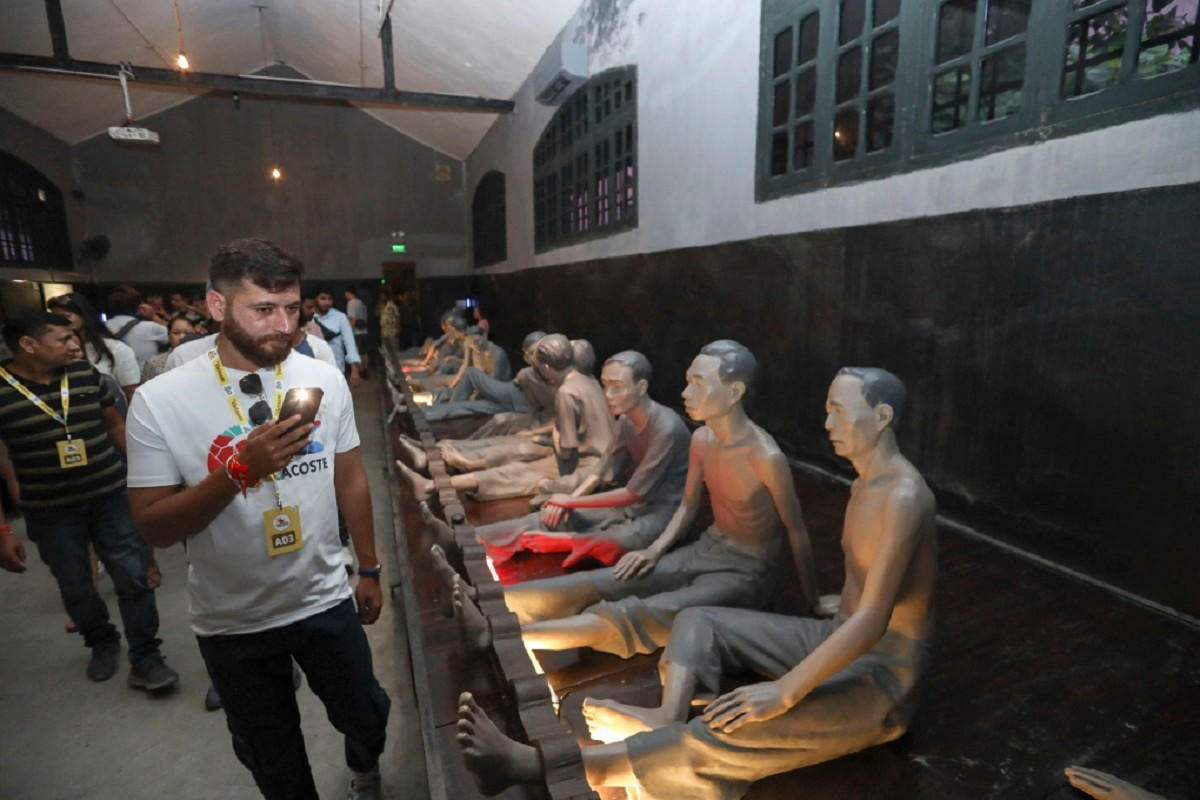 Des touristes indiens visitent la prison de Hoa Lo. Photo : Vnexpress. indiens-hoa-lo-vnexpress.jpg