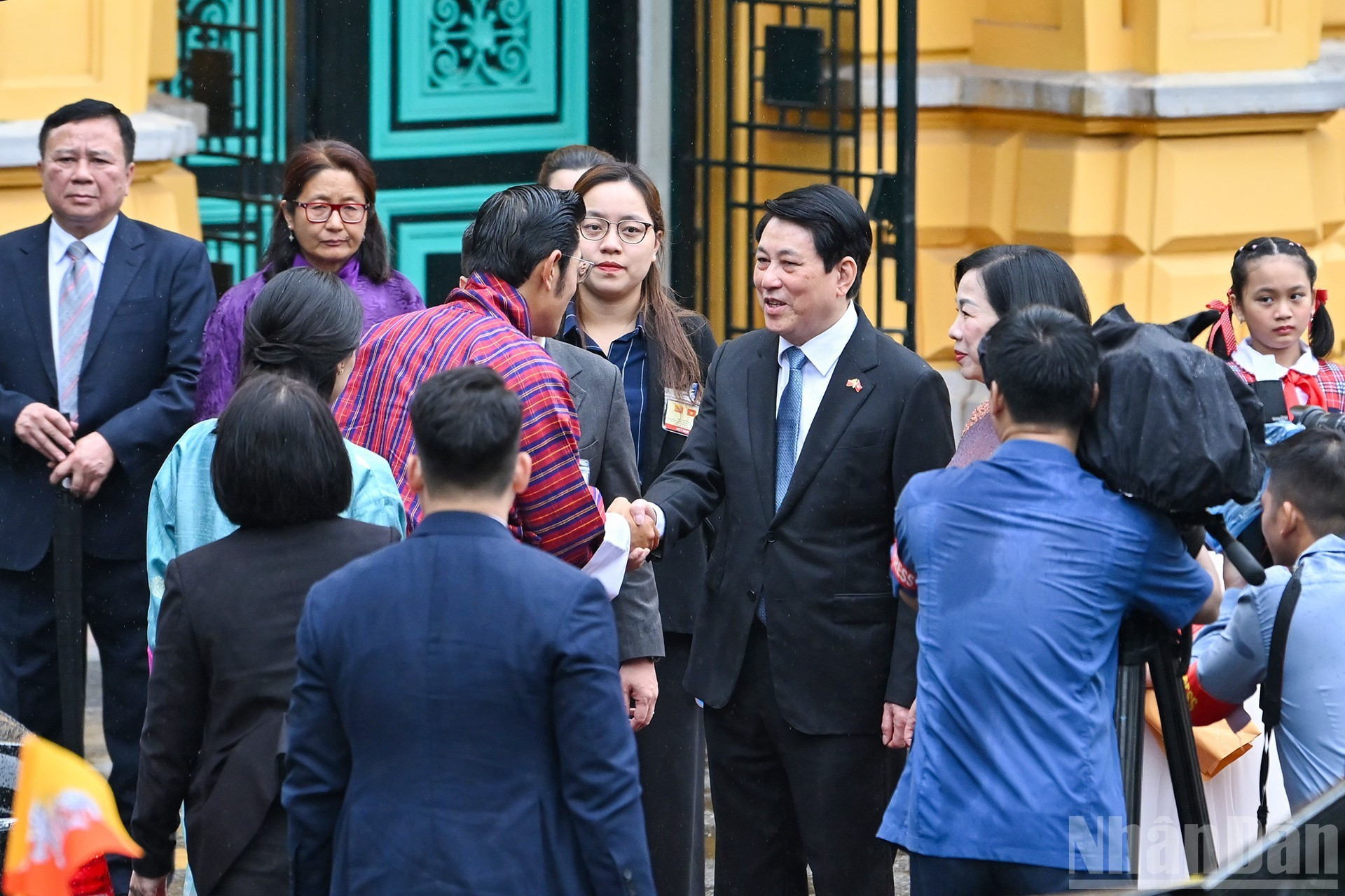 Le président Luong Cuong et son épouse réservent un accueil chaleureux au roi Jigme Khesar Namgyel Wangchuck et à la reine Jetsun Pema. lc-roi-epouse.jpg