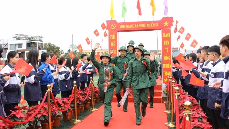 Les jeunes de Hai Phong partent avec enthousiasme accomplir leur service militaire. Photo : NDEL.