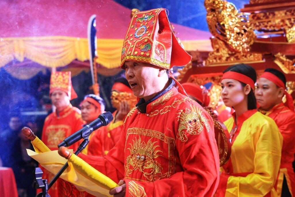 Le maître de cérémonie, représentant du village de Ve Linh, préside le rituel.