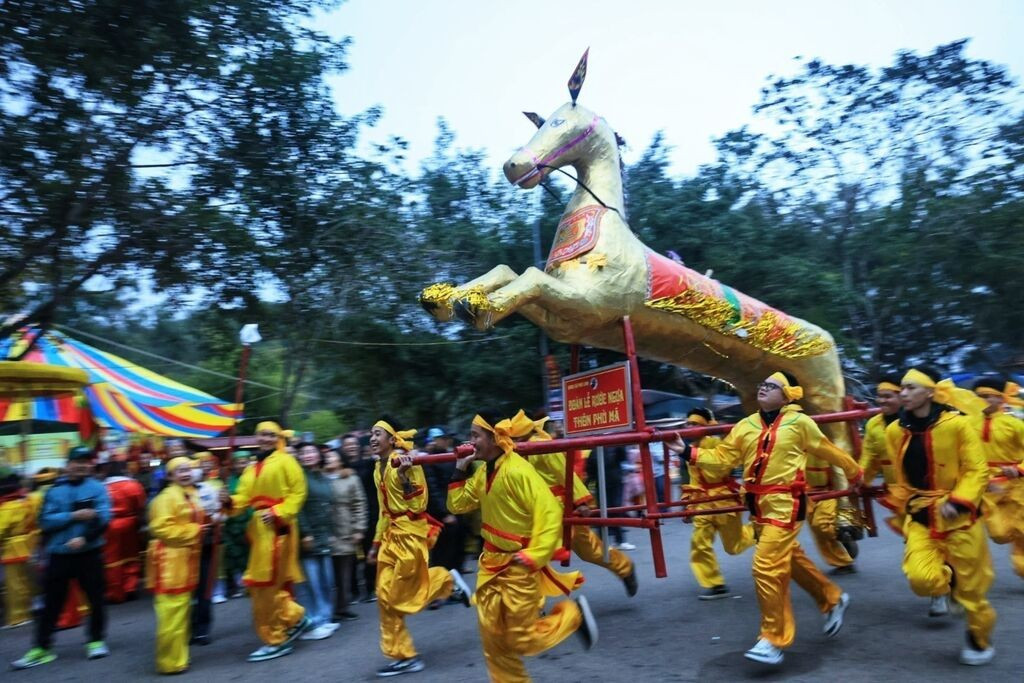 Offrande du cheval de guerre du village de Phu Ma.