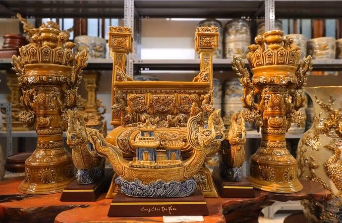 Les produits en céramique de Bat Trang sont de plus en plus variés et diversifiés. Photo : VNA.
