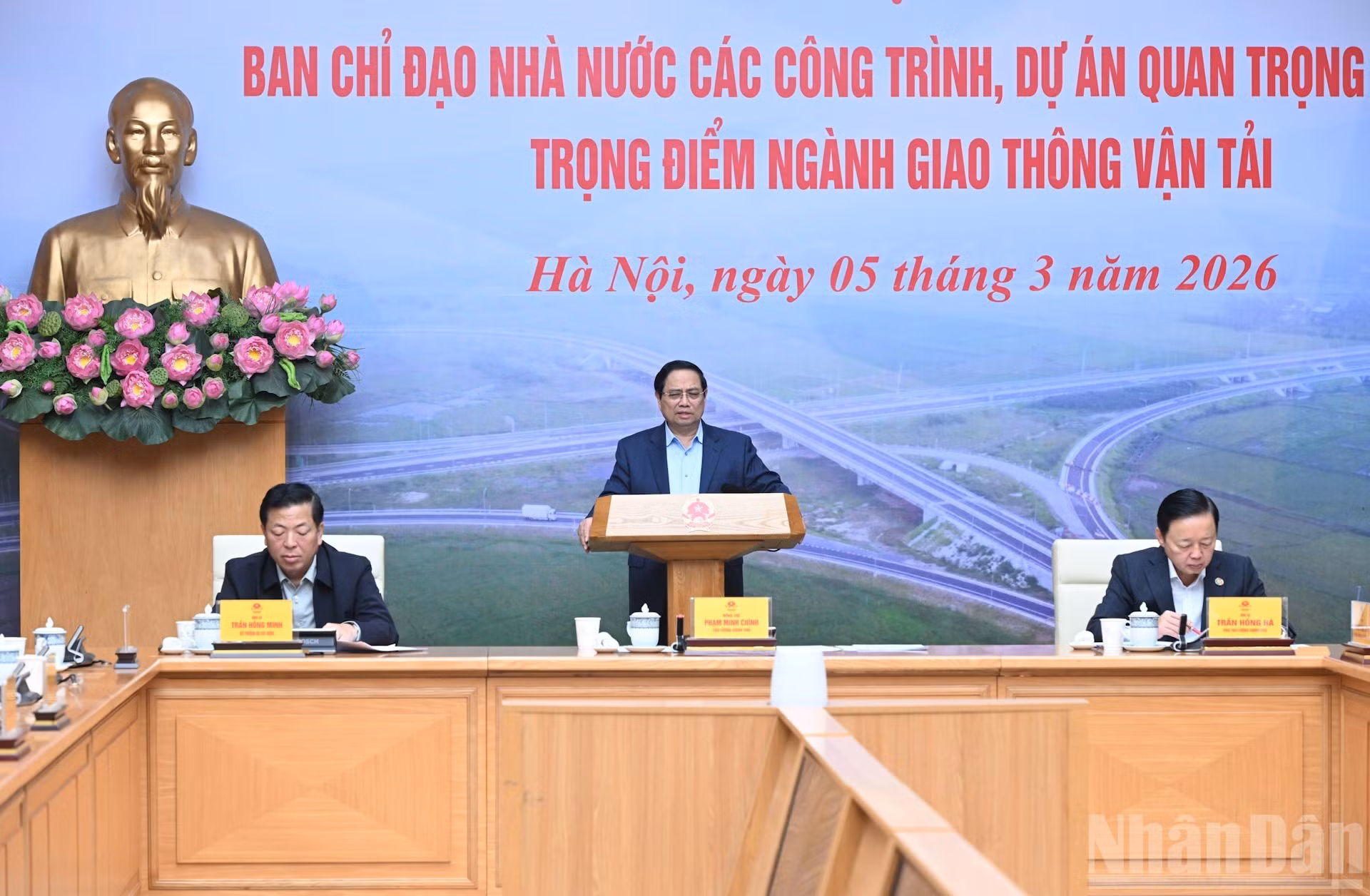 Le Premier ministre Pham Minh Chinh préside la réunion.