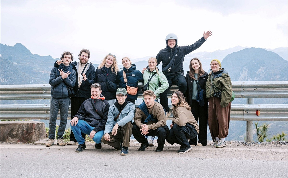 Des touristes étrangers au col de Ma Pi Leng. Photo : baodantoc. touriste-ma-pi-leng-baodantoc.jpg