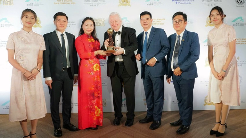 Représentants de la province de Tuyen Quang recevant le prix de « Meilleure destination culturelle d’Asie en 2025 ». Photo : NDEL. parc-1-ndel.jpg