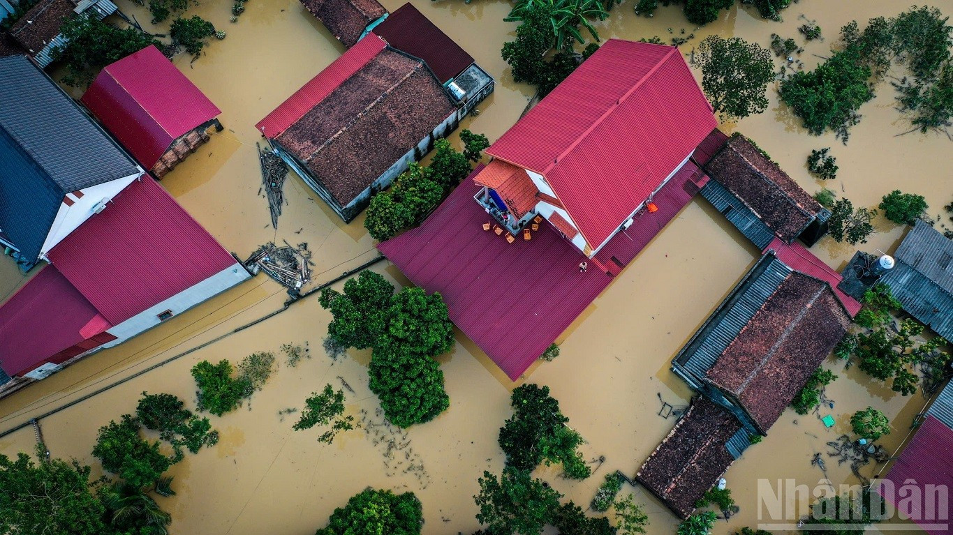 De nombreuses maisons restent immergées sous plusieurs mètres d’eau. bn-maison.jpg