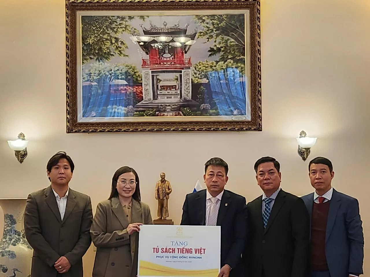Offre de livres en vietnamien à la communauté vietnamienne de Russie. Photo : Maison d'édition de l’Éducation du Vietnam. livre-russie.jpg