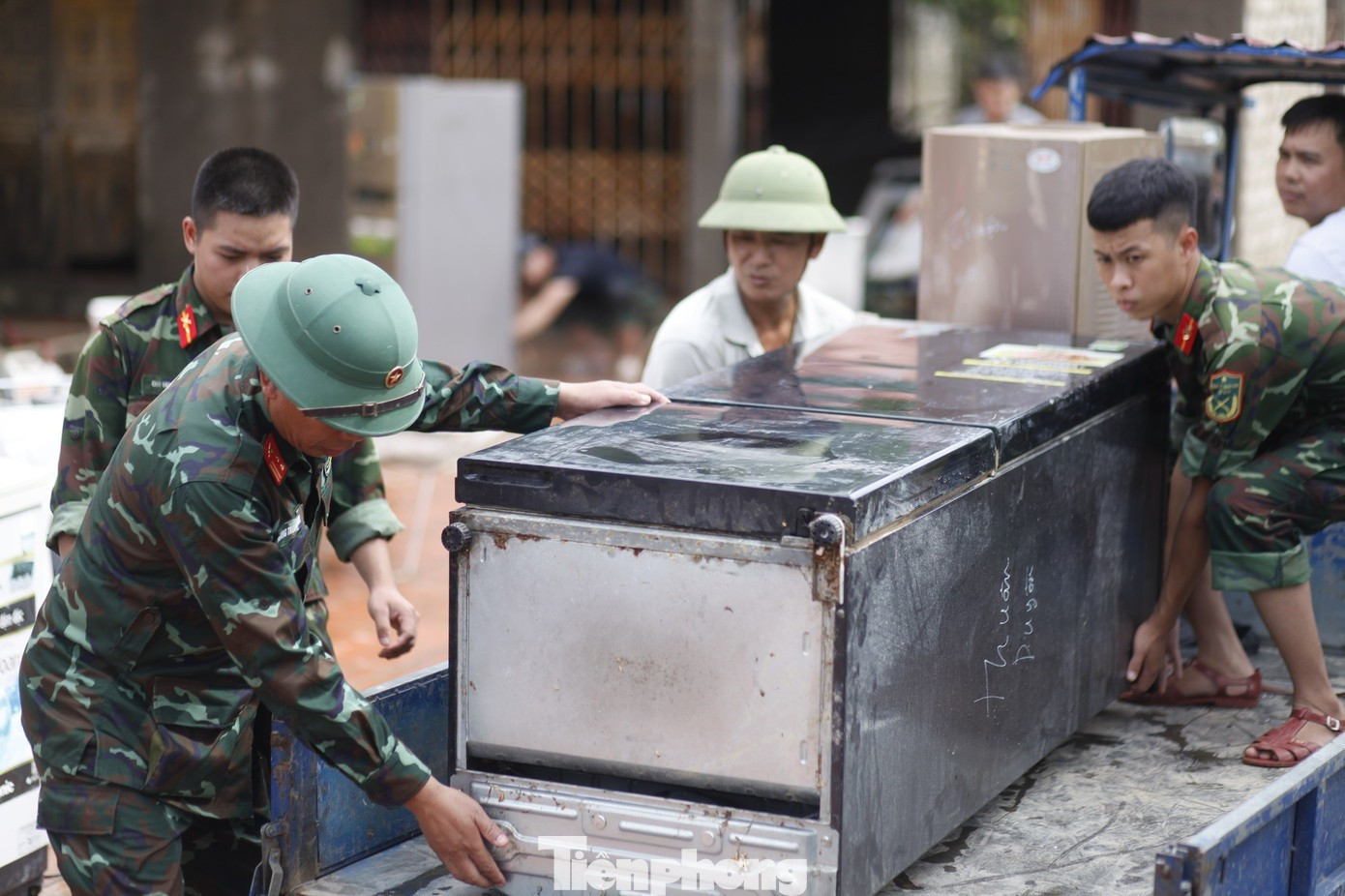 Des soldats aident les habitants à transporter gratuitement les appareils électroménagers et électriques endommagés par les inondations. lu-7.jpg
