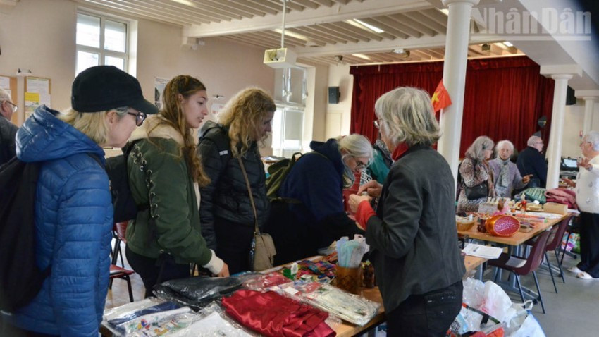 La « Journée du Vietnam » en Eur-et-Loir est non seulement l'occasion de faire découvrir le pays et le peuple vietnamiens au public local, mais aussi une occasion précieuse pour les amis français d’exprimer leur attachement sincère et leur solidarité durable envers le peuple vietnamien. Photo : NDEL. journee-eur-et-loir.jpg