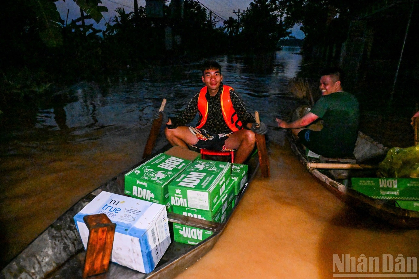 Les secouristes rament à travers les eaux profondes pour livrer l’aide d’urgence aux habitants. bn-soldats-2.jpg