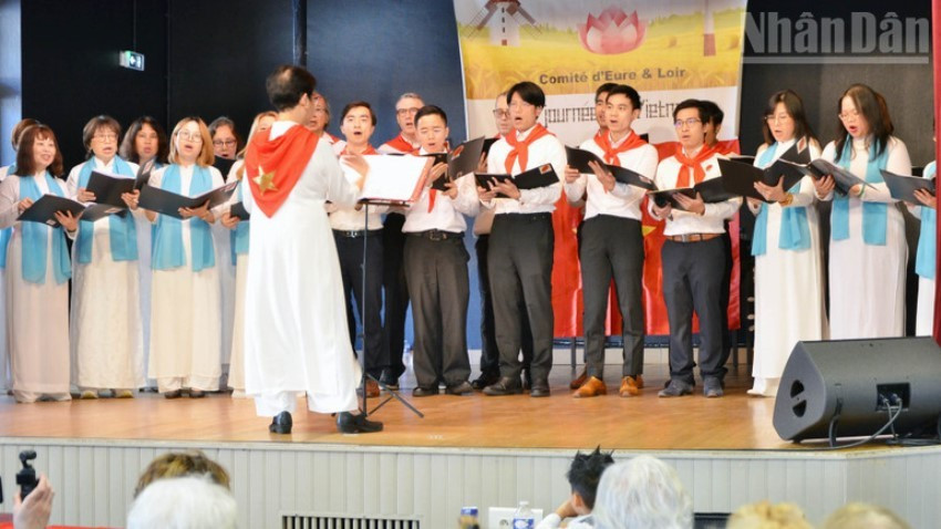 Le Club Choral Que Huong interprète l’œuvre emblématique de Hoang Van « Souvenirs du pays natal ». Photo : NDEL. hop-ca-ndel.jpg
