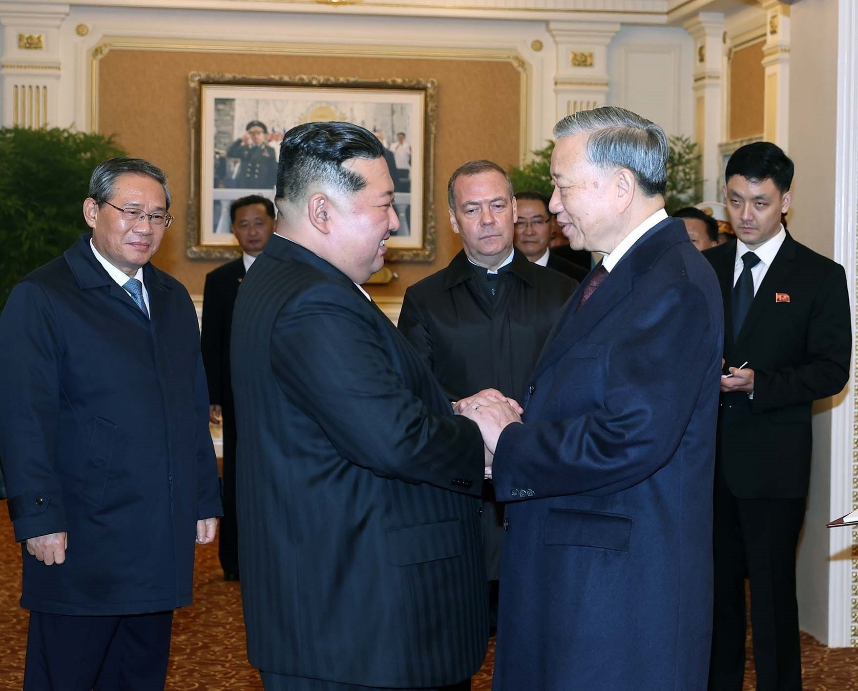 Le secrétaire général du Parti communiste du Vietnam (PCV), To Lam (droite), et le secrétaire général du Parti du Travail de Corée et président de la Commission des affaires d’État de la RPDC, Kim Jong Un. Photo : VNA.
