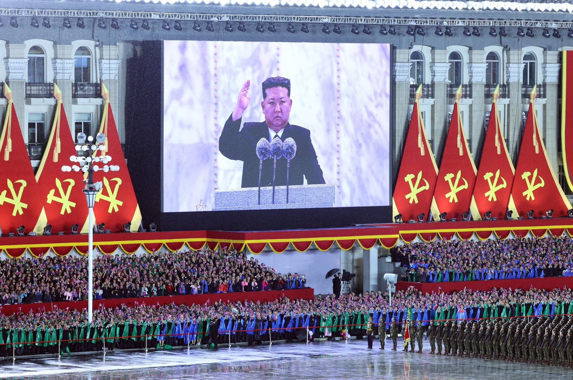Le secrétaire général du Parti du Travail de Corée et président de la Commission des affaires d’État de la République populaire démocratique de Corée (RPDC), Kim Jong Un, a présidé la cérémonie. Photo : VNA. kim-un.jpg