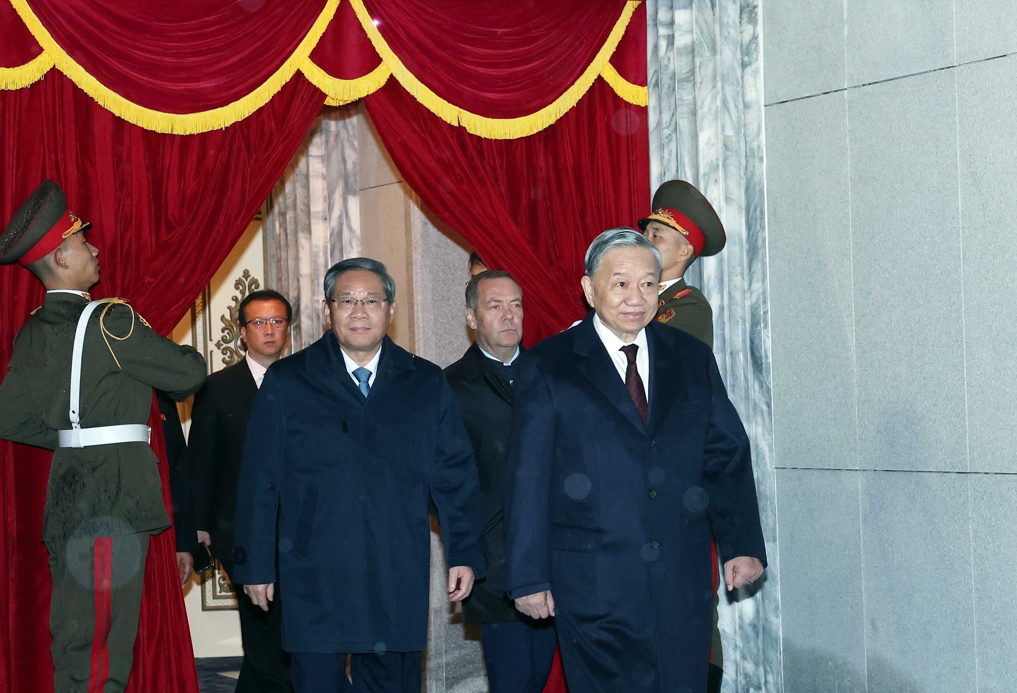 Le secrétaire général du Parti communiste du Vietnam (PCV), To Lam, et d'autres dirigeants, ont assisté à la cérémonie. Photo : VNA. tbt-tl.jpg