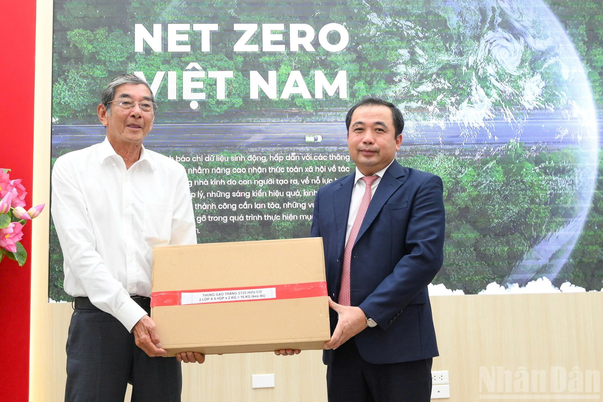Le Héros du travail Ho Quang Cua a remis un cadeau au ministre par intérim de l'Agriculture et de l'Environnement, Tran Duc Thang. cadeux-thang.jpg
