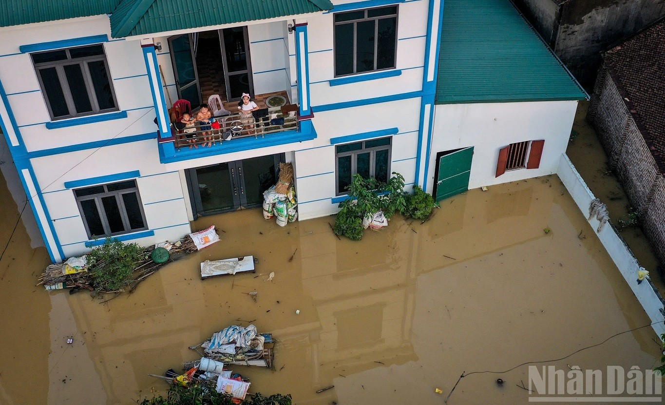 De nombreux foyers ont dû se réfugier aux étages supérieurs pour échapper à la montée des eaux. bn-2e-etage.jpg