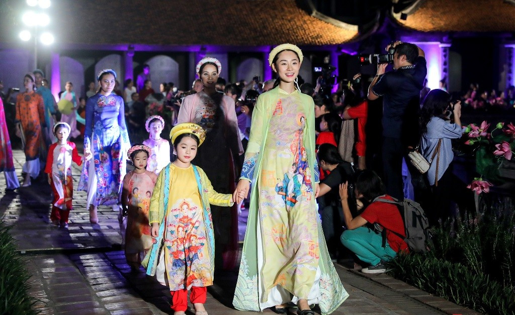 Le programme « Pas de patrimoine » constitue le point d’orgue du festival, rassemblant près de cent costumes traditionnels venus des pays participants. Photo : toquoc.