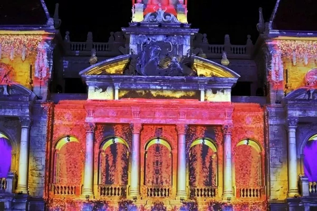 Les cérémonies de l’événement combinent performances interculturelles et projections 3D, illustrant la convergence des cinq continents dans une lumière créative et solidaire. Photo : Comité d’organisation. mapping-3d.jpg