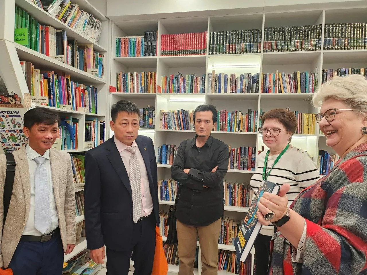 En s’adressant aux enfants, cette initiative ne se limite pas à un simple don de livres, elle sème les graines du savoir et nourrit une amitié durable entre les peuples vietnamien et russe. Photo : Maison d'édition de l’Éducation du Vietnam. livres-2.jpg