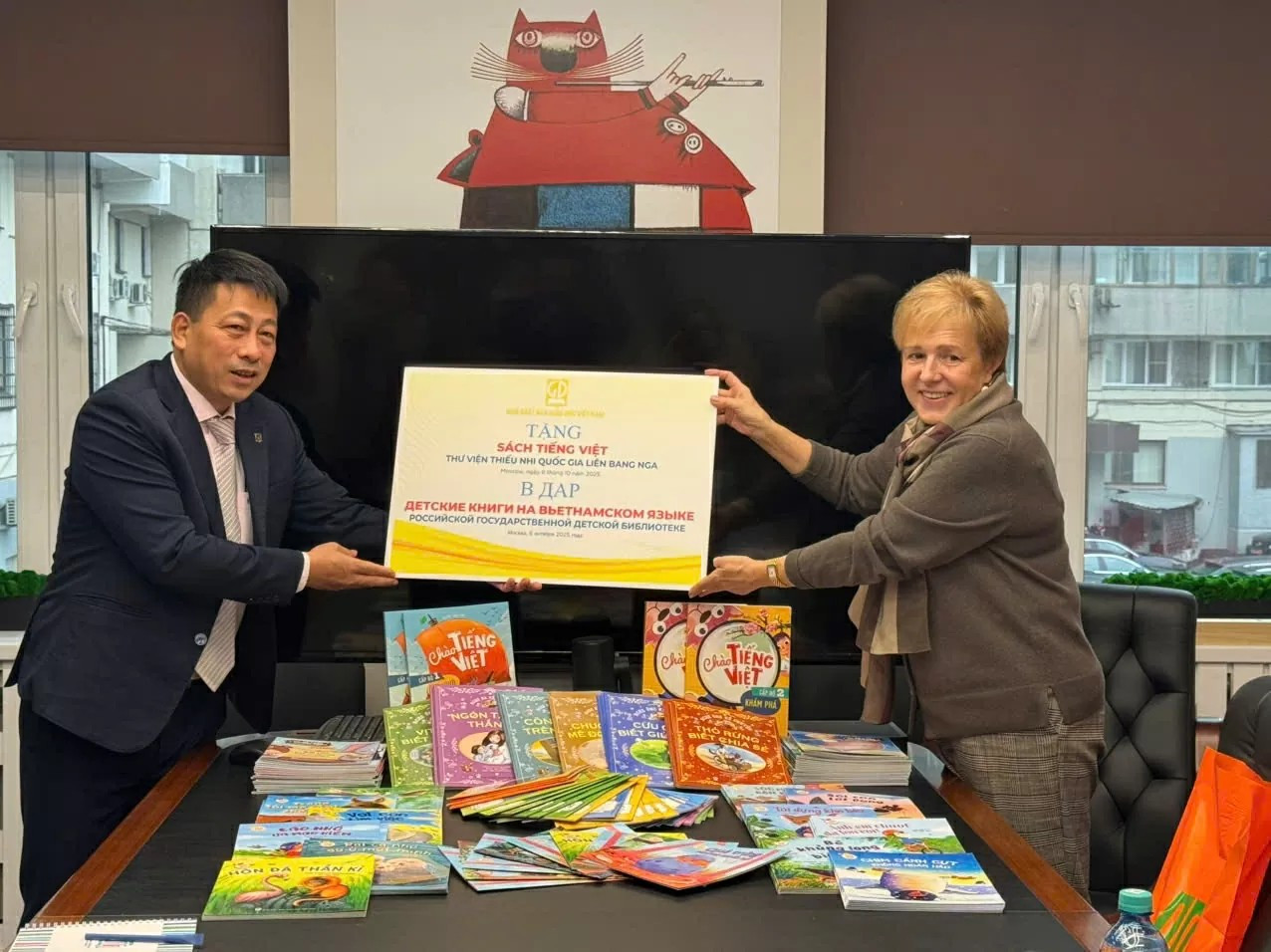 Pham Vinh Thai (gauche), rédacteur en chef de la Maison d'édition de l'Éducation du Vietnam, a fait don de nombreux livres pour enfants et manuels d'enseignement de vietnamien à la Bibliothèque. Photo : Maison d'édition de l’Éducation du Vietnam.