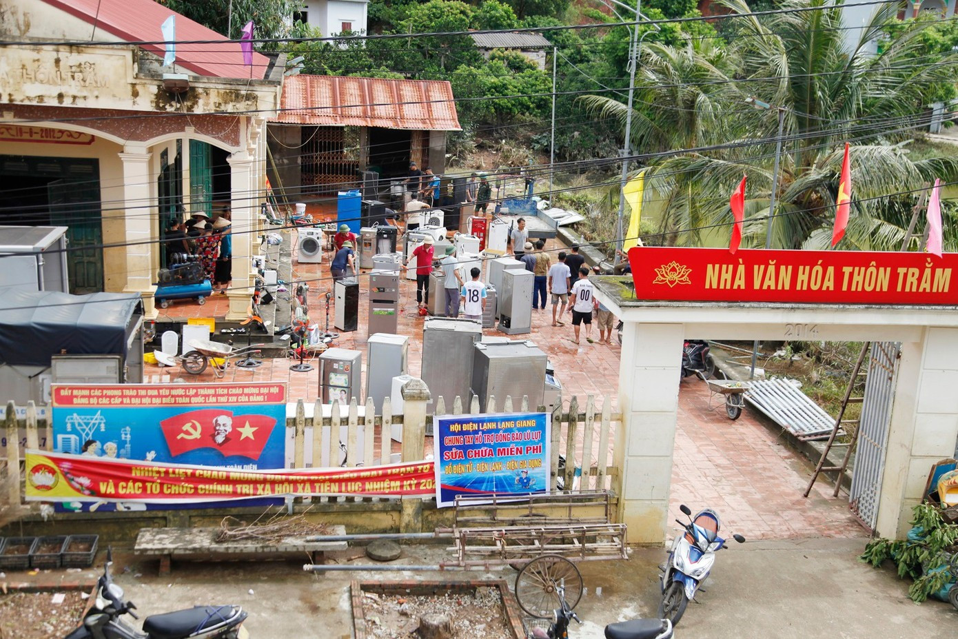 Un groupe de réparateurs d’électroménager de la commune de Lang Giang s’est mobilisé pour aider les habitants sinistrés de Tien Luc.
