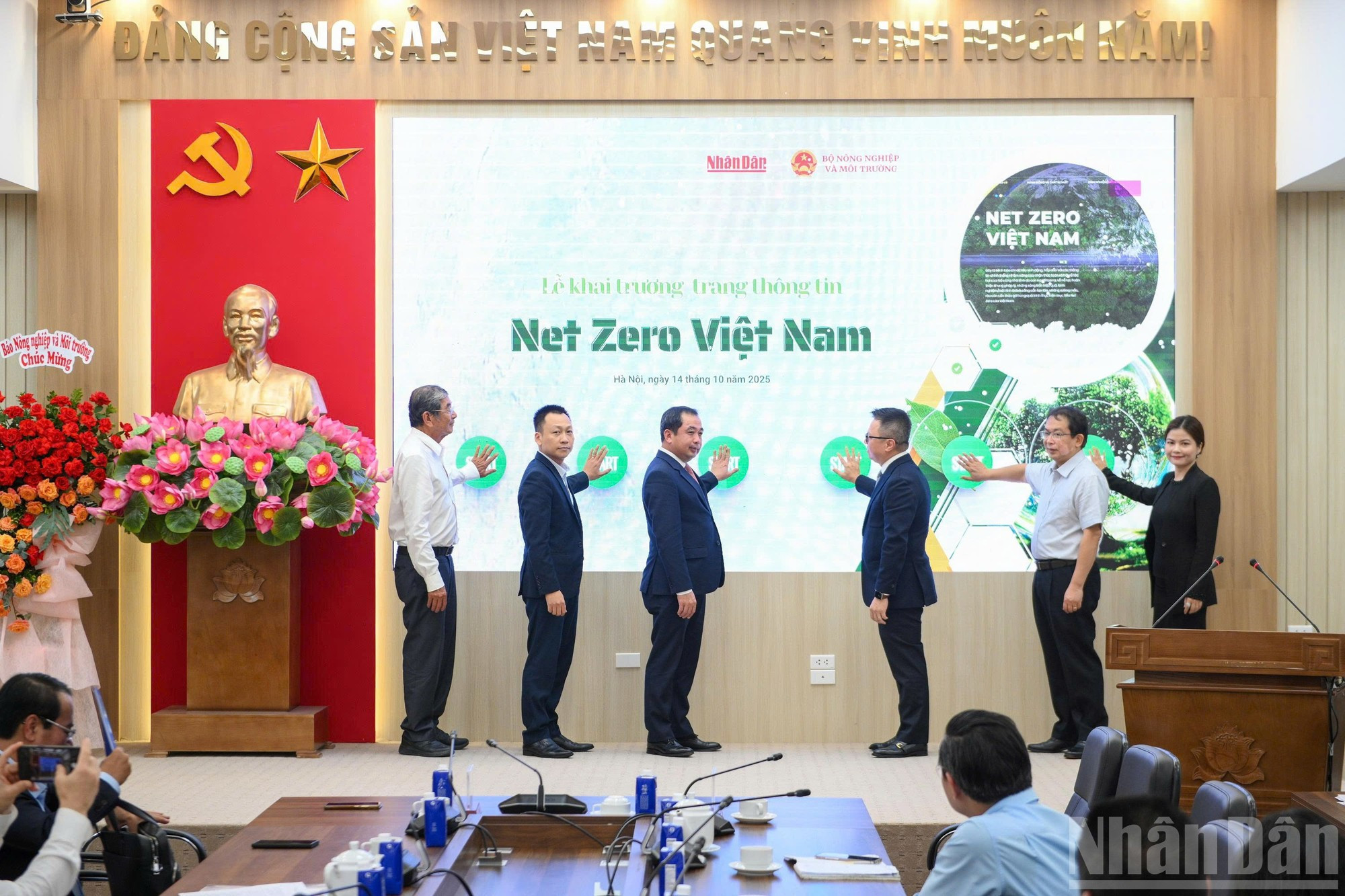 Les délégués ont procédé à la cérémonie de lancement de la page d'information « Net Zero Vietnam ». delegues-zero.jpg