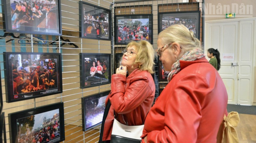 Des clichés de Gérard Memmi immortalisent les festivités du 50e anniversaire de la Victoire du 30 avril, illustrant la fierté de la jeune génération face à l’héritage héroïque de son pays. Photo : NDEL. photos-gerard-ndel.jpg
