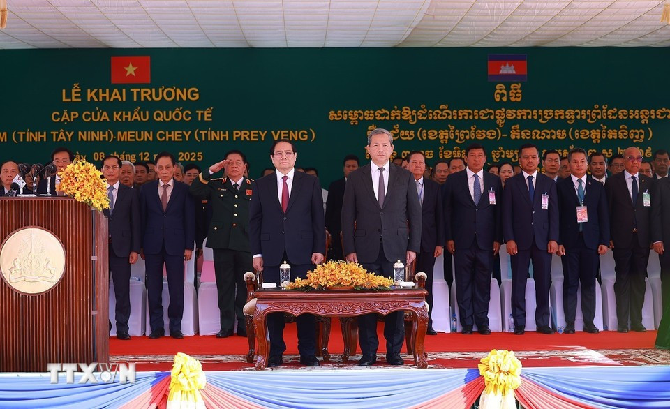Le Premier ministre Pham Minh Chinh et son homologue cambodgien, Hun Manet, assistent à la cérémonie d'inauguration du poste frontière international Tan Nam-Meun Chey. Photo : VNA.