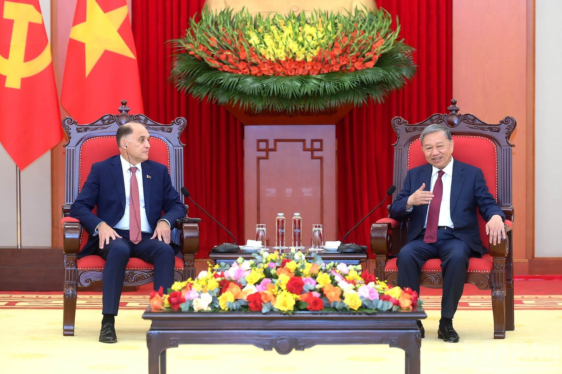 Le secrétaire général To Lam (à droite) et le secrétaire d’État du Conseil de sécurité du Bélarus, Volfovich Aleksandr Grigorievich.