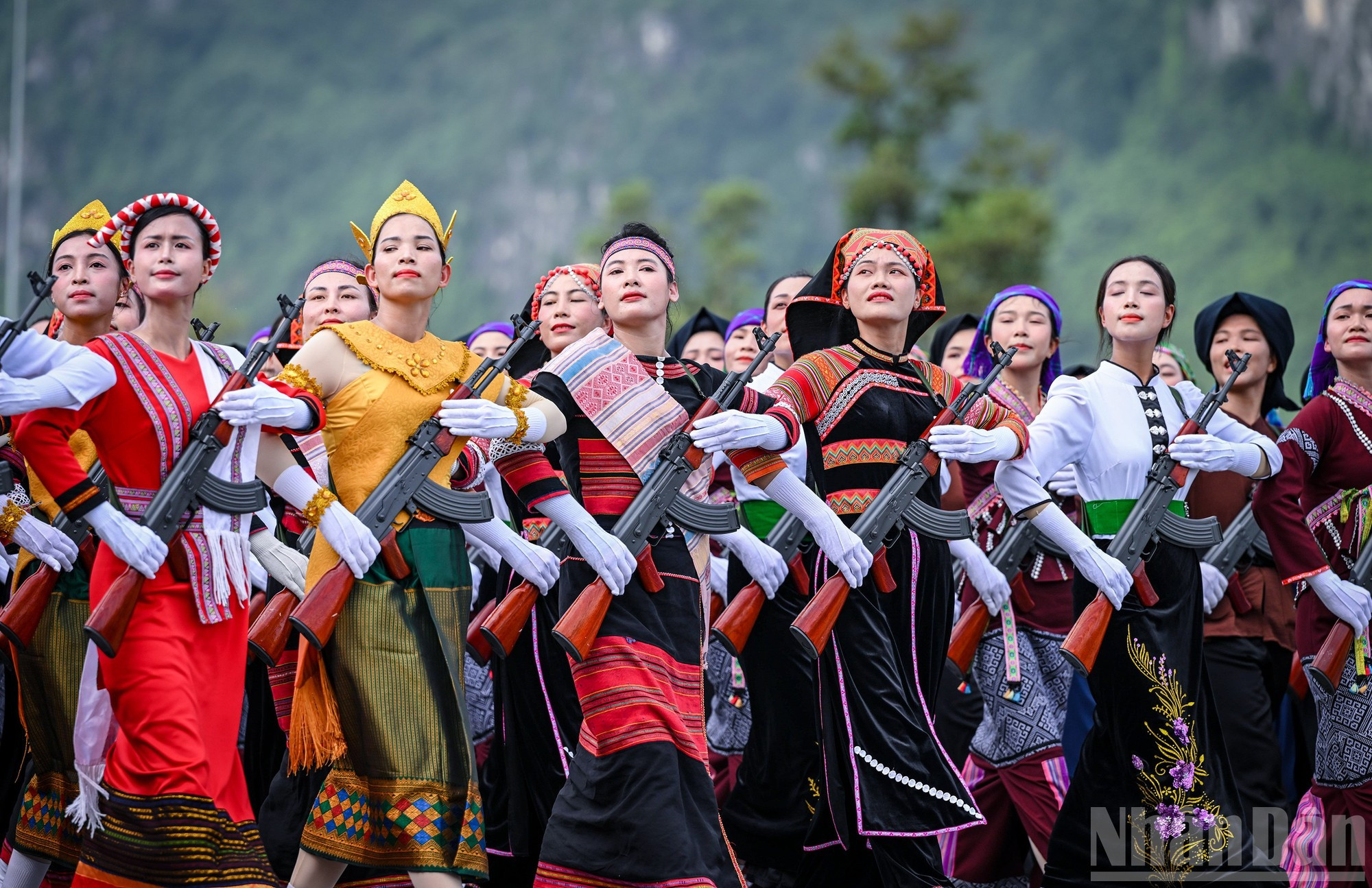 Bloc des femmes miliciennes issues des ethnies du Vietnam, en costumes traditionnels colorés. nu-dan-quan-ethnie.jpg