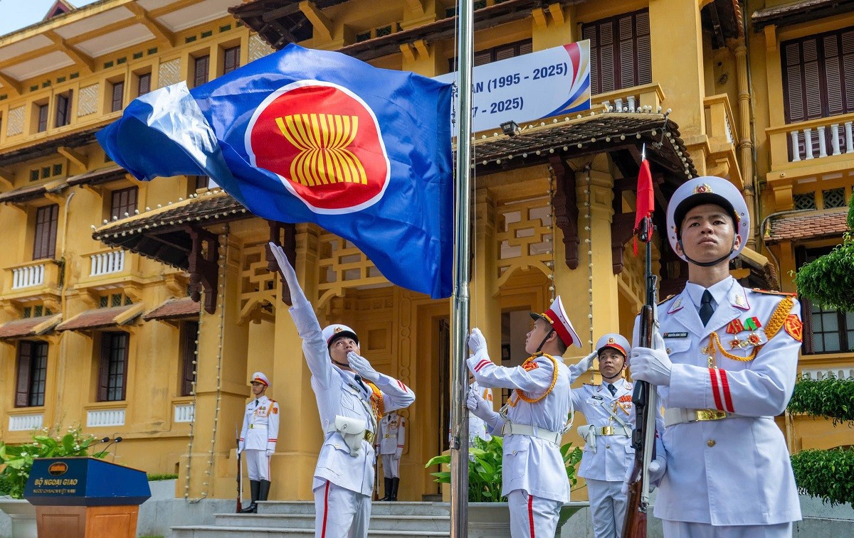 Cérémonie de lever du drapeau marquant le 58ᵉ anniversaire de la fondation de l’ASEAN et le 30ᵉ anniversaire de l’adhésion du Vietnam à l’ASEAN. Photo : Vnexpress. thuong-co-asean.jpg