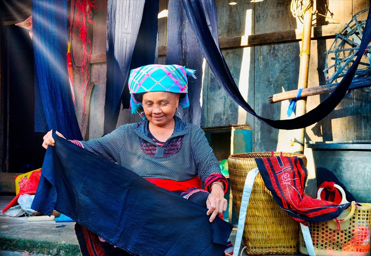 Dans une société moderne, les minorités ethniques en général, et les H’Mông de Lai Chau en particulier, veillent toujours à préserver leurs métiers traditionnels. Photo : baodantoc. cham-preserver-baodantoc.jpg