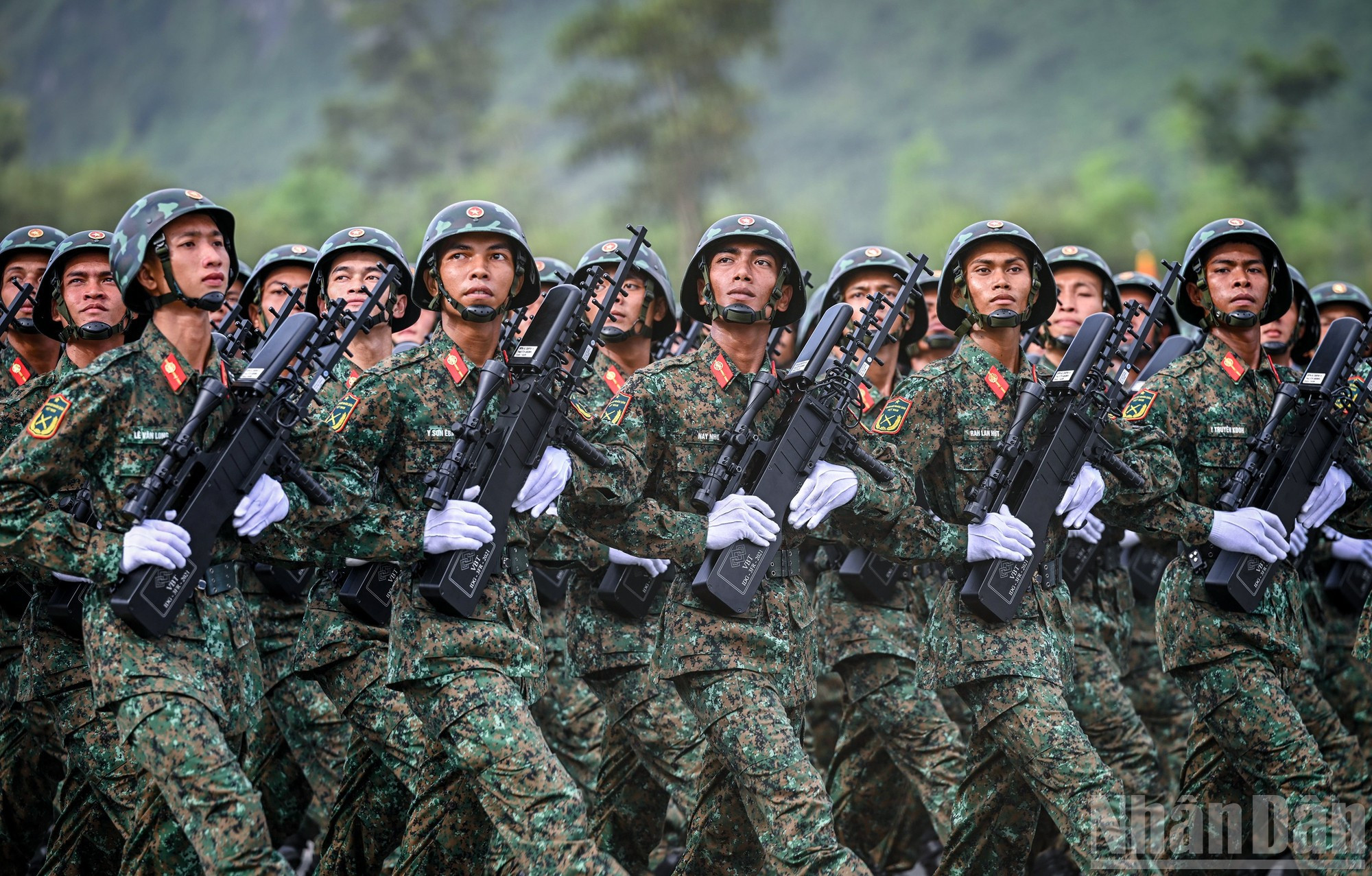 Bloc des officiers masculins du Département de la guerre électronique. khoi-dien-tu.jpg