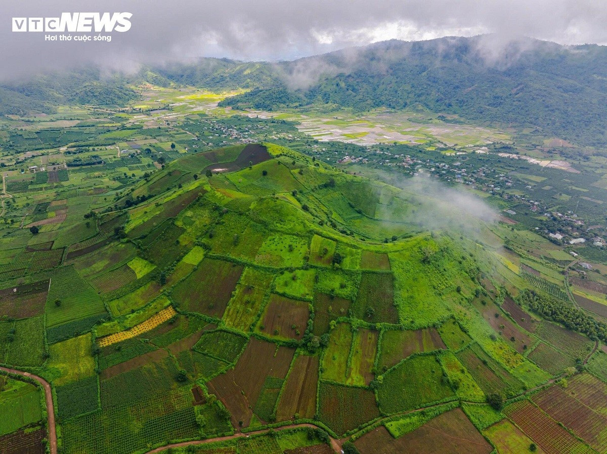 Vu d’en haut, le volcan Chu Dang Ya offre une vue majestueuse. Photo : VTCNews. volcan-5.jpg