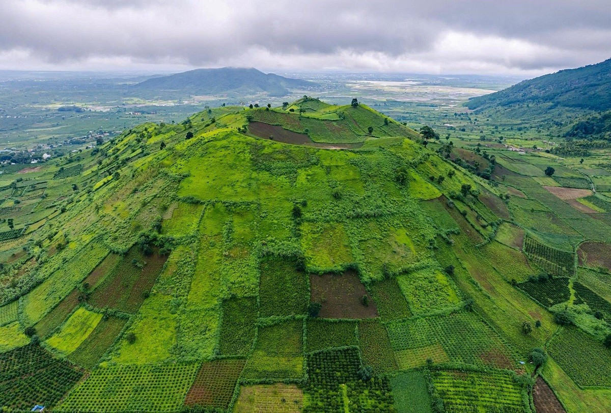 Ce processus éruptif a déposé une couche de sol basaltique rouge extrêmement fertile, qui s'étend sur les flancs des montagnes et les vallées. Photo : VTCNews. volcan-4.jpg