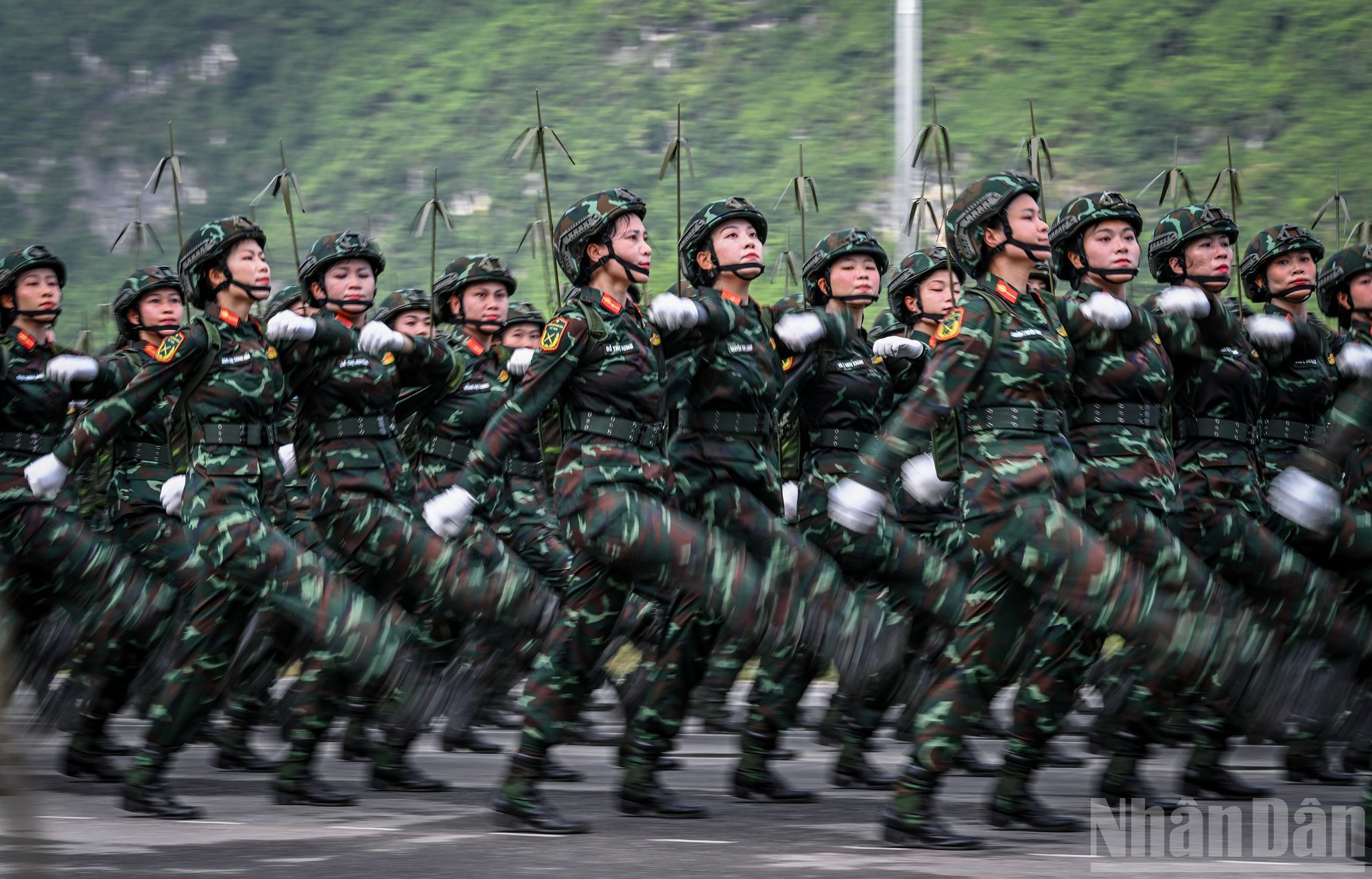 Bloc des femmes officiers du Corps des transmissions, avec des pas vigoureux et déterminés. nu-binh-chung-info.jpg