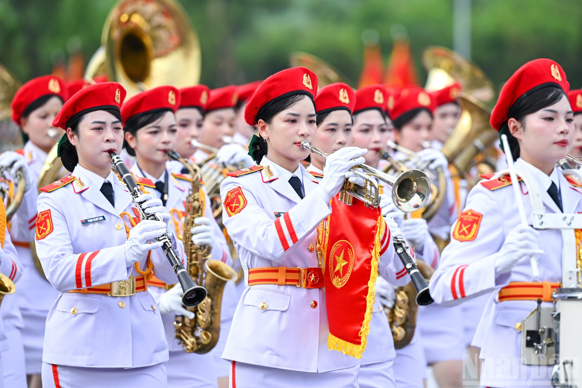 Bloc des femmes de l’Orchestre militaire vietnamien avançant vers l’estrade aux sons majestueux. khoi-nu-nhac.jpg