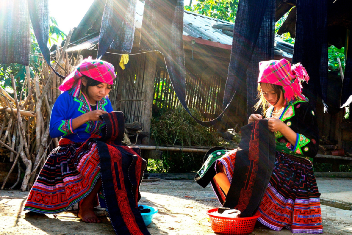Pour obtenir une belle couleur indigo, il faut teindre plusieurs fois et bien exposer le tissu au soleil. Photo : baodantoc. cham-au-soleil-laichau-gov-vn.png