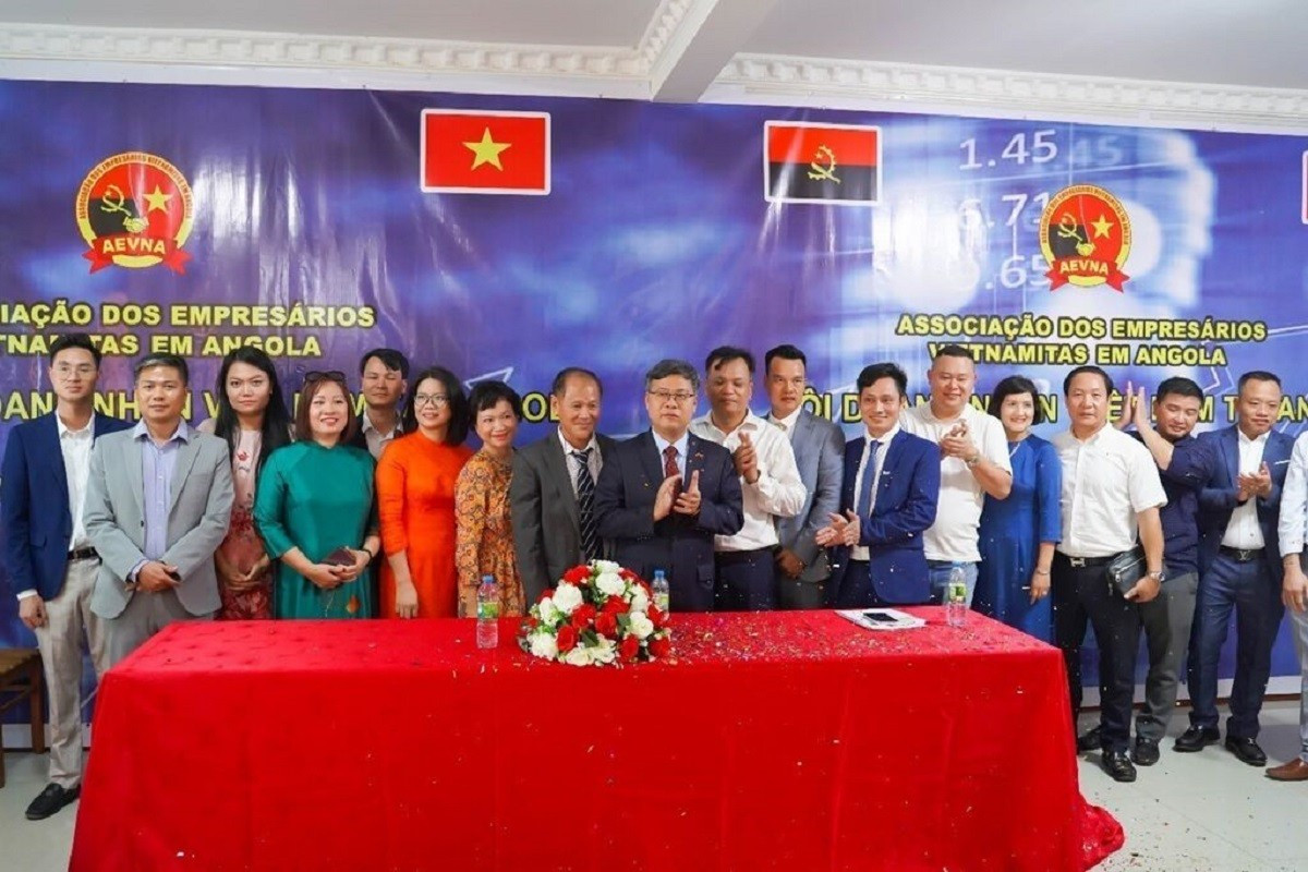 Les participants à la cérémonie de fondation de l'Association des entrepreneurs vietnamiens en Angola. Photo : VNA. hoi-angola.jpg