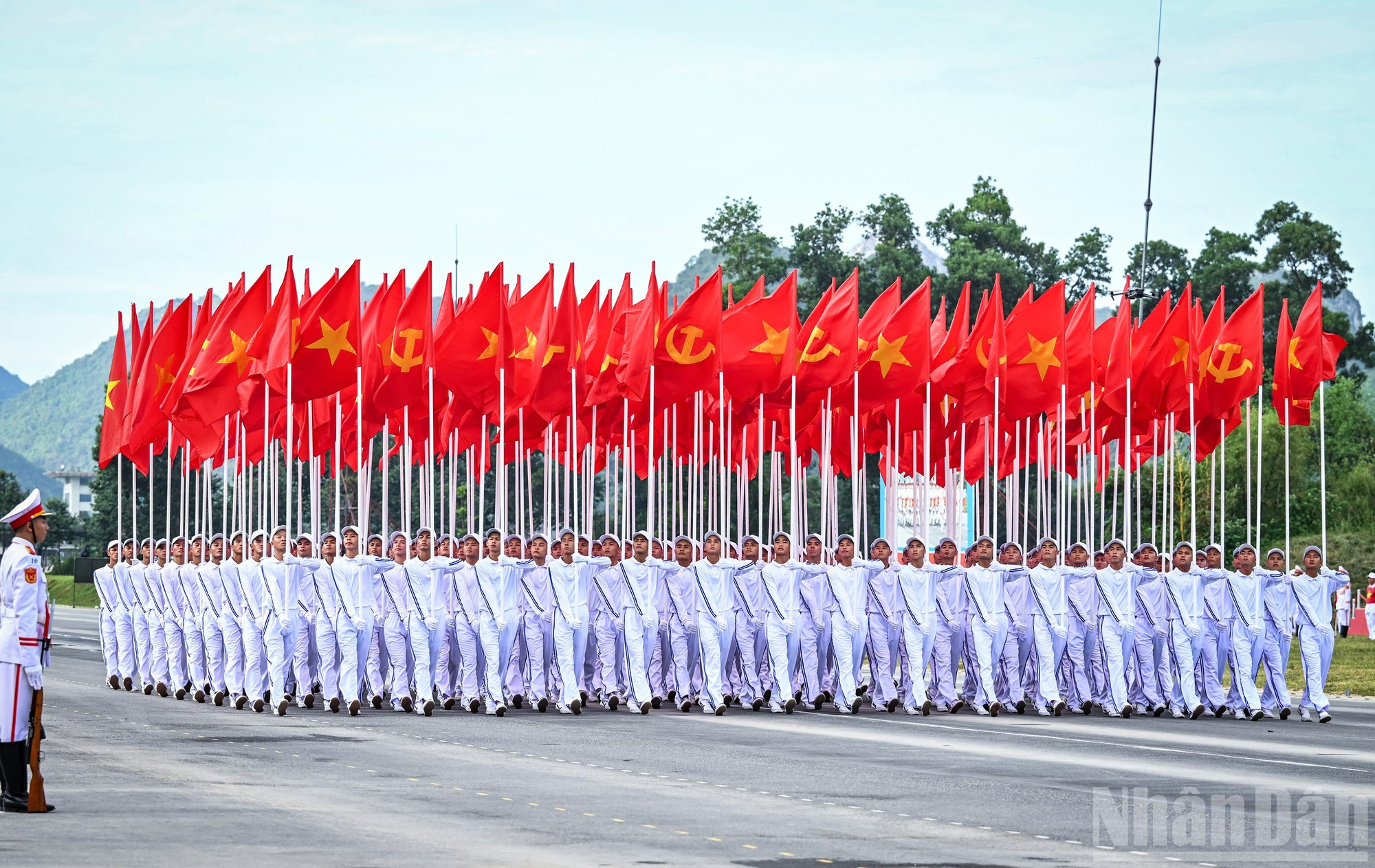 Bloc du drapeau du Parti communiste du Vietnam et du drapeau national, flottant au vent. khoi-co.jpg