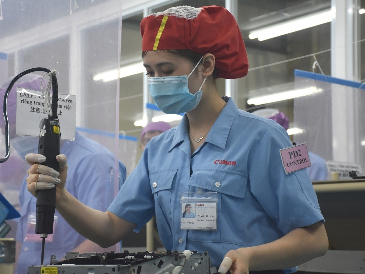 Canon est l'un des groupes multinationaux contribuant à faire du Vietnam un maillon stratégique des chaînes d’approvisionnement mondiales. Photo : laodong. canon-laodongcongdoan.jpg